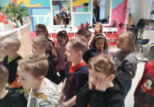 dzieci w salonie fryzjerskim