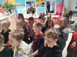 Wizyta w zakładzie fryzjerskim "Fryzjerek"