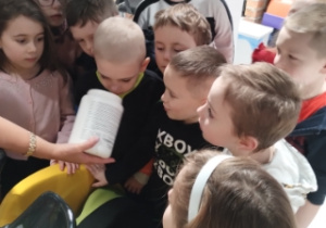 dzieci wąchają zapach odżywki do włosów