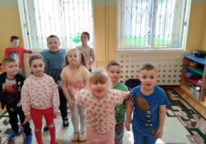 dzieci skaczą