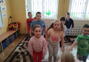 dzieci skaczą do przodu