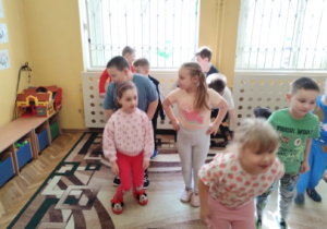 dzieci skaczą do tyłu