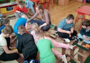 dzieci odczytują działanie zapisane liczbowo