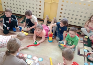 dzieci wykonują dodawanie klocków