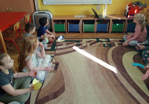 Oglądanie filmu edukacyjnego o Zespole Downa