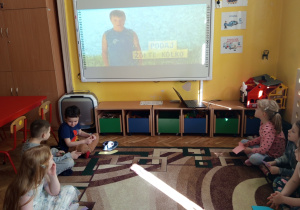 Oglądanie filmu edukacyjnego o Zespole Downa