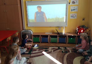 Oglądanie filmu edukacyjnego o Zespole Downa