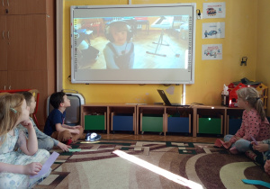 Oglądanie filmu edukacyjnego o Zespole Downa