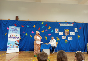 Babcie w locie z dziadkiem recytują wiersz o chorej żyrafie