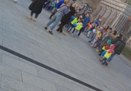 dzieci i nauczycielka odbierają dyplom