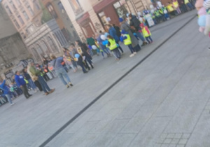 dzieci i nauczycielka odbierają dyplom