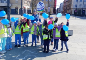 dzieci ubrane niebiesko i niebieskie balony