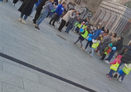 dzieci i nauczycielka odbierają dyplom