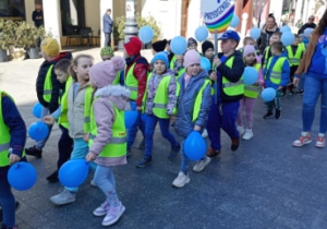 dzieci ubrane na niebiesko uczestniczą w marszu