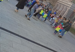 dzieci i nauczycielka odbierają dyplom
