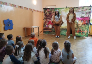 dzieci oglądają przedstawienie
