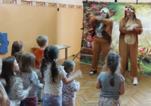 dzieci tańczą