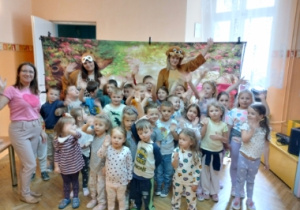 przedszkolaki i bohaterowie przedstawienia
