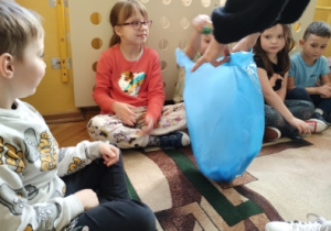 dzieci wrzucają zgniecioną kartkę