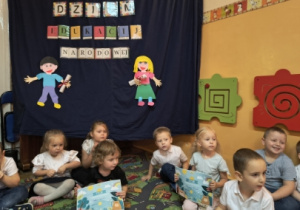 dzieci siedzą