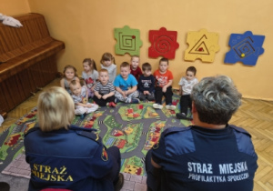 panie ze Straży Miejskiej i dzieci
