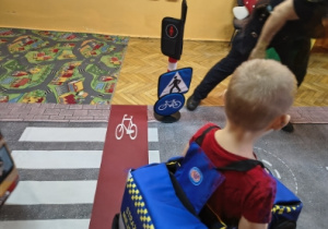 dzieci w różnych pojazdach (autobus, ambulans, policja)