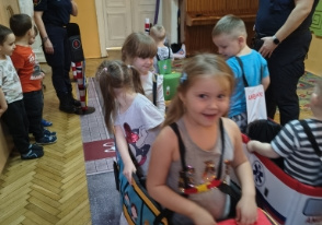 dzieci wcieliły się w pieszych