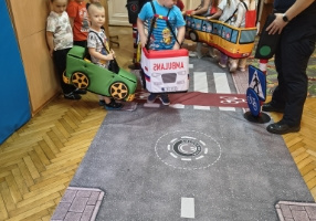 dzieci wcieliły się w pieszych