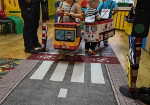 dzieci w różnych pojazdach (autobus, ambulans, policja)