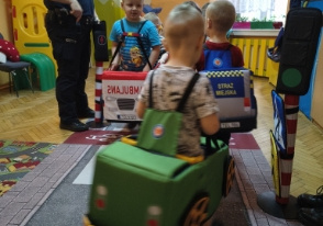 dzieci w różnych pojazdach (autobus, ambulans, policja)