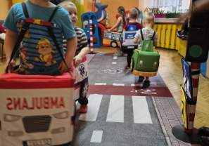dzieci w różnych pojazdach (autobus, ambulans, policja)