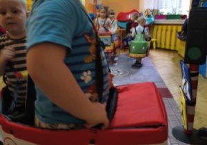 dzieci w różnych pojazdach (autobus, ambulans, policja)