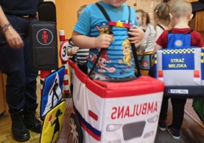 dzieci w różnych pojazdach (autobus, ambulans, policja)
