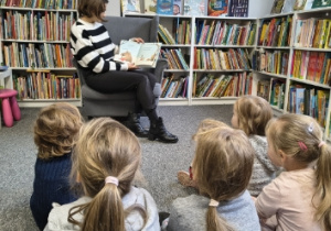 dzieci słuchają opowiadania