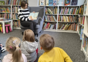 dzieci słuchają opowiadania
