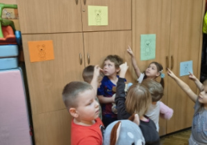 poszukiwanie na sali odpowiednich kolorowych misiów