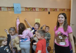 poszukiwanie na sali odpowiednich kolorowych misiów