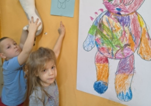 poszukiwanie na sali odpowiednich kolorowych misiów