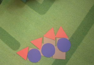 różnych figur geometrycznych budowały nowe kształty