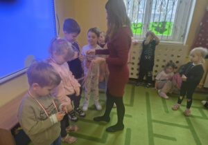 Dzieci otrzymały pamiątkowe medale oraz nagrody rzeczowe.