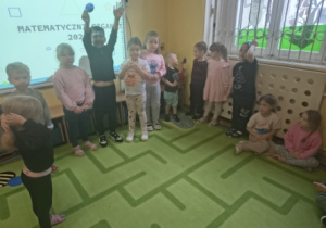 Dzieci otrzymały pamiątkowe medale oraz nagrody rzeczowe.
