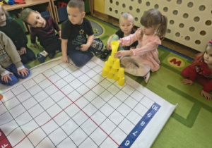 budowały z kubeczków