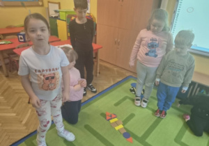 różnych figur geometrycznych budowały nowe kształty