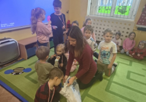 Dzieci otrzymały pamiątkowe medale oraz nagrody rzeczowe.