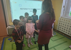 Dzieci otrzymały pamiątkowe medale oraz nagrody rzeczowe.