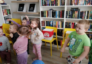dzieci w bibliotece