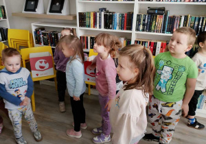 dzieci w bibliotece