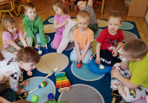 dzieci czekają na sygnał gry na instrumentach