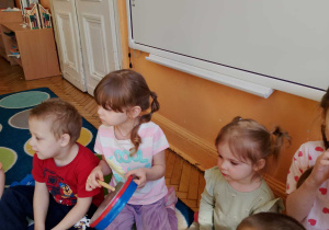 dzieci grają na instrumentach