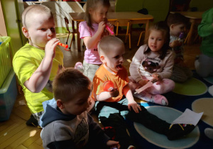 dzieci grają na instrumentach